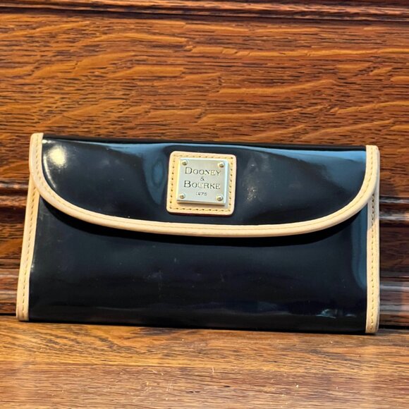 Dooney & Bourke Patent Continental Clutch - Picture 4 of 12
